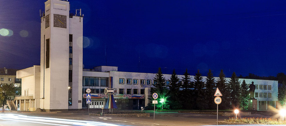 Мценск прогноз точный. Белый дом Мценск. Мценск Центральная площадь. Мценск площадь Ленина. Администрация города Мценска.